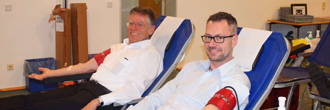 Auch Landrat Hans-Jürgen Petrauschke und Personalratsvorsitzender Mario Broisch machten bei der Blutspendeaktion mit.