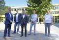 Harald Vieten, Jens Kotterba, Landrat Hans-Jürgen Petrauschke, Dr. Jörg Kazmierczak und Susanne Glasenapp stehen auf Schulhof