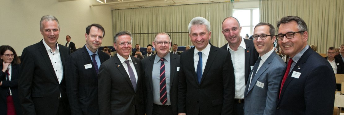 Bei der Wirtschaftskonferenz zur Digitalisierung als Chance für den Strukturwandel (von links): Kreisdirektor Dirk Brügge, Prof. Dr. Martin Wortmann , Landrat Hans-Jürgen Petrauschke, Carsten Stumpf, Minister Prof. Dr. Andreas Pinkwart, Stephan Schneider, Hanno Kempermann und Dr. Pierre-Michael Meier 