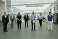 Landrat Hans-Jürgen Petrauschke, Stephan Vetten, Jutta Winkler, Klaus Schirm, Jens Päuser, Daniela Luppus und Julia Vieten stehen mit Abstand im Lichthof des Kreishauses Neuss