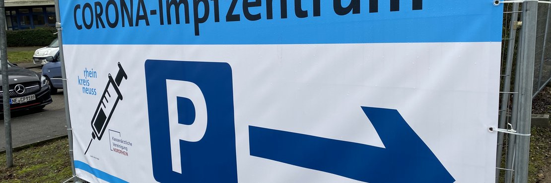 Plakat vor dem Impfzentrum mit der Aufschrift "Impfzentrum"