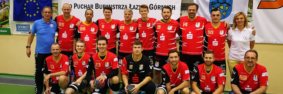 Handballteam in einer Sporthalle