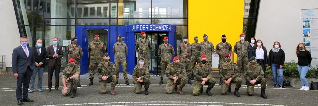 Landrat Hans-Jürgen Petrauschke (links) begrüßte Anfang November die ersten Bundeswehr-Soldaten