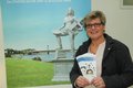 Weibliche Person mit Flyern in der Hand