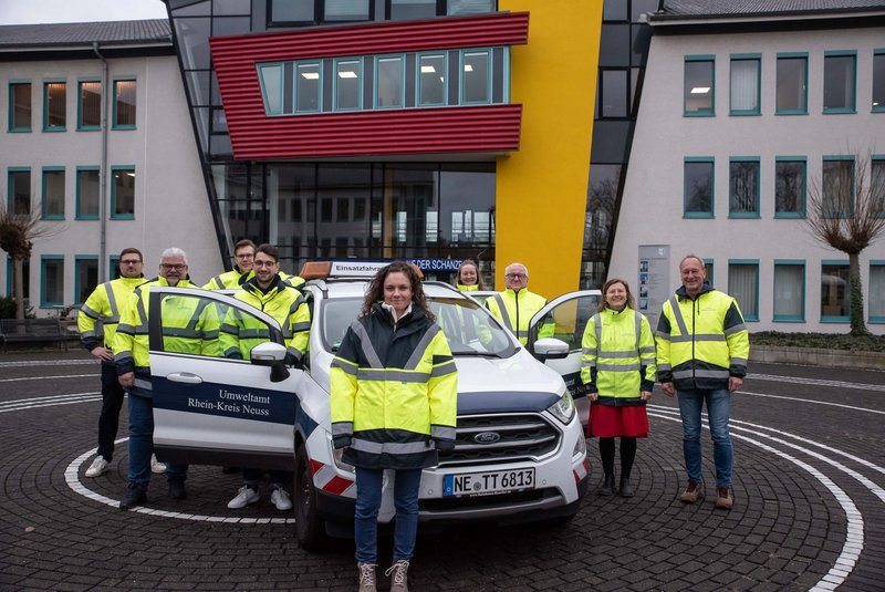 Mitarbeitende des Amt für Umweltschutz am Bereitschaftswagen vor dem Kreishaus in Grevenbroich