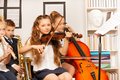 Kinder spielen Musikinstrumente