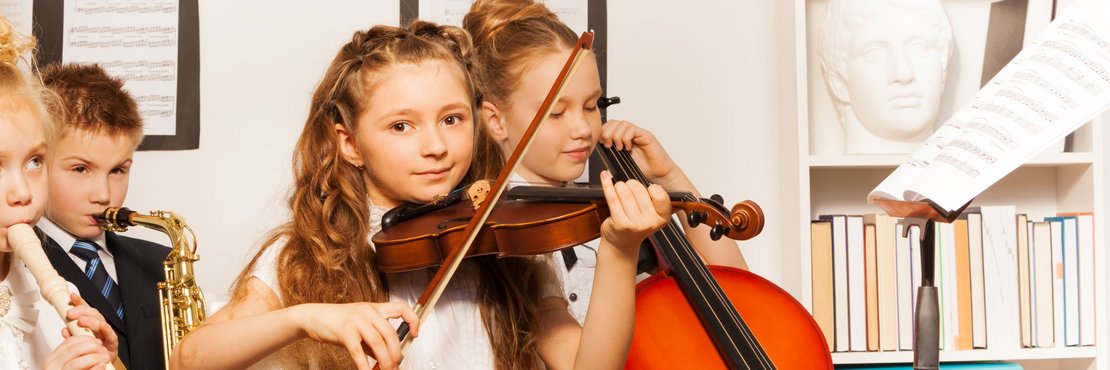 Kinder spielen Musikinstrumente