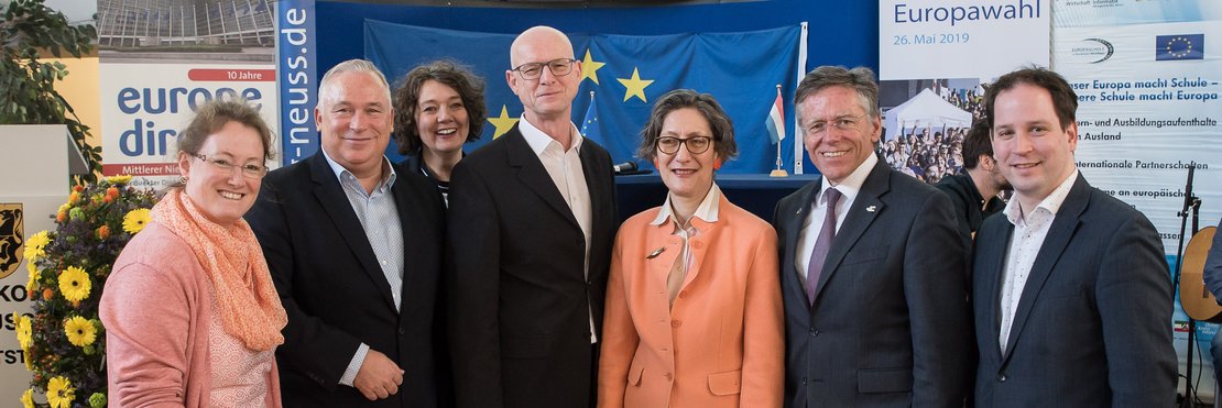 Bei der deutsch-niederländischen Schülerveranstaltung in Neuss (v.l.n.r.): Maike Hajjoubi, Jochen Pöttgen, Felizitas Schuh-Terhardt und Schulleiter Dieter Bullmann vom BBZ Neuss-Weingartstraße, Ruth Harte, Europabeauftragte des Rhein-Kreises Neuss und Leiterin des EUROPE DIRECT Informationszentrum Mittlerer Niederrhein, Landrat Hans-Jürgen Petrauschke und Andy Dritty.   