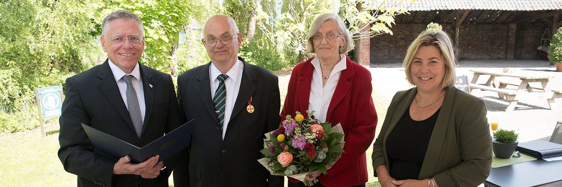 Gruupenfoto mit Landrat Hans-Jürgen Petrauschke, Paul Heusgen (mit der Bundesverdienstmedaille am Revers) im Beisein von dessen Ehefrau Else Heusgen (mit Blumenstrauss) und Kaarsts Bürgermeisterin Uschi Baum