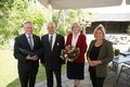 Gruupenfoto mit Landrat Hans-Jürgen Petrauschke, Paul Heusgen (mit der Bundesverdienstmedaille am Revers) im Beisein von dessen Ehefrau Else Heusgen (mit Blumenstrauss) und Kaarsts Bürgermeisterin Uschi Baum