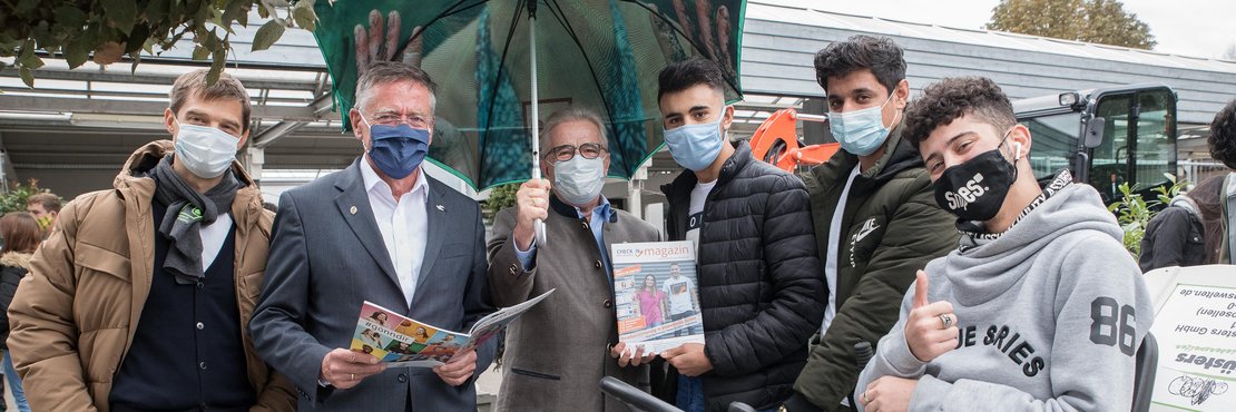 Landrat Hans-Jürgen Petrauschke und die Führungsspitze der Firma Gartenhof Küsters im Kontakt mit Jugendlichen