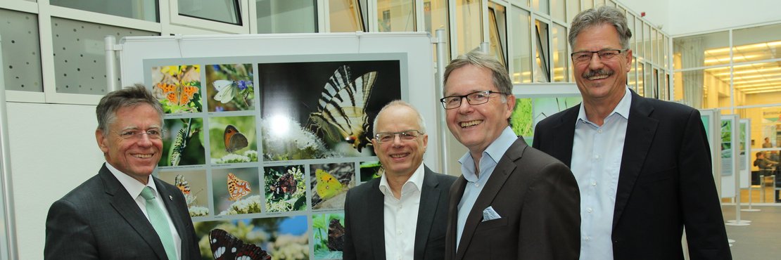 Personengruppe vor einer Ausstellungswand