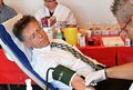 Landrat Hans-Jürgen Petrauschke bei der Blutabnahme währen der Spendenaktion
