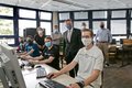 Der neue „Raspberry Pi“-Raum im Berufskolleg des Kreises wird von Landrat Hans-Jürgen Petrauschke, Schulleiter Edelbert Jansen und den zuständigen Mitarbeitern eröffnet. Die Schüler sitzen dabei an Computern.