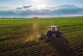 Traktor fährt über einen Acker