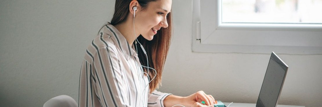 Eine Frau vor einem Laptop