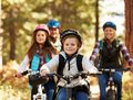 dekorativ, Familie beim Radfahren im Wald