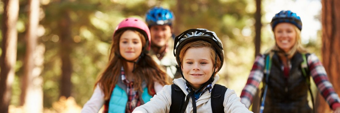 dekorativ, Familie beim Radfahren im Wald