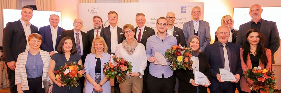 Gruppenfoto Preisträgerinnen, Jury & Landrat Petrauschke