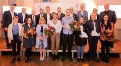 Gruppenfoto Preisträgerinnen, Jury & Landrat Petrauschke
