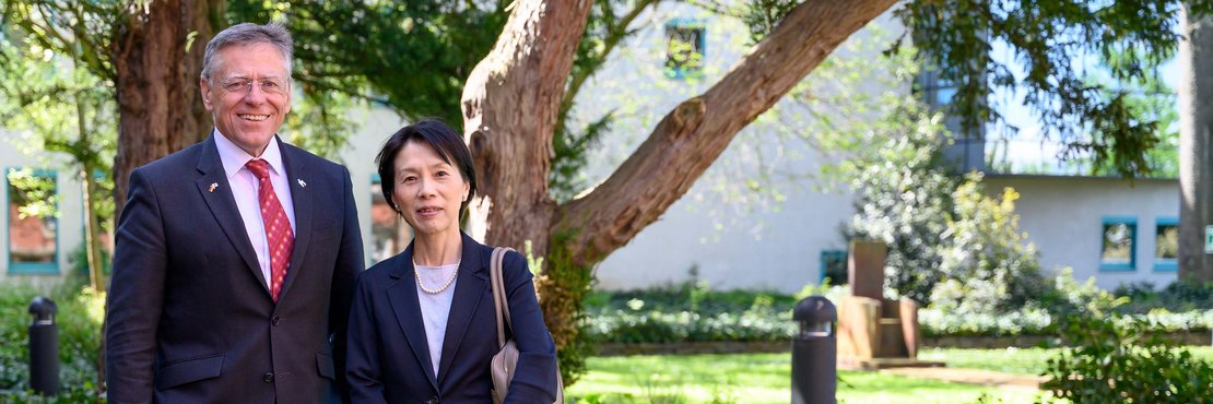 Landrat Hans-Jürgen Petrauschke mit der japanischen Generalkonsulin Setsuko Kawahara
