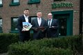 Landrat Hans-Jürgen Petrauschke, Robert Abts uind Michael Ruß mit Broschüre in der Hand