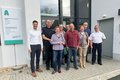 Foto von der Delegation aus dem Rhein-Kreis Neuss mit Martin Stiller, Marcus Mertens, Birgit Niesen (alle Rhein-Kreis Neuss), Thomas Jung (CDU), Frederik Held (Rhein-Kreis Neuss), Jörg Pesch, Ute Leiermann (beide Bündnis 90 / Die Grünen) und Herbert Palmen (SPD) bei der Begrüßung durch Karlheinz Eismar (Kreisbrandmeister Kreis Düren).