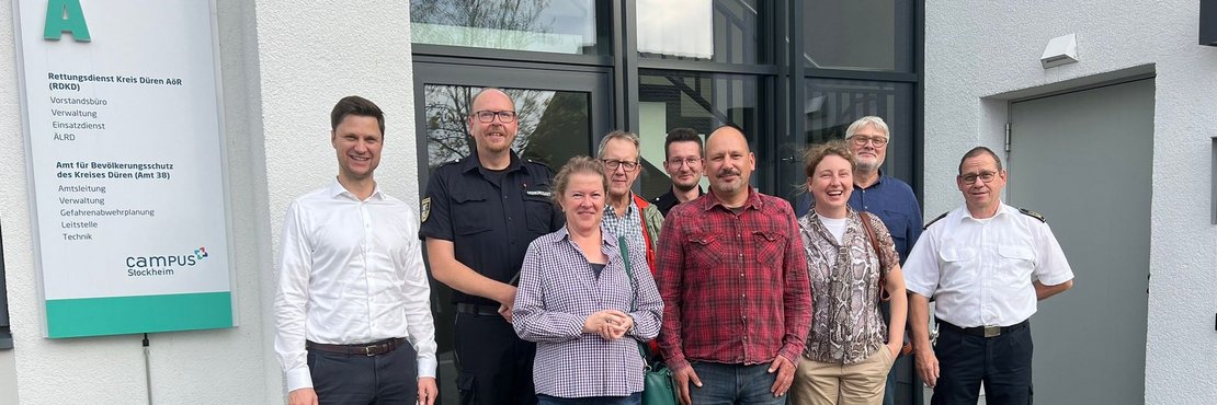 Foto von der Delegation aus dem Rhein-Kreis Neuss mit Martin Stiller, Marcus Mertens, Birgit Niesen (alle Rhein-Kreis Neuss), Thomas Jung (CDU), Frederik Held (Rhein-Kreis Neuss), Jörg Pesch, Ute Leiermann (beide Bündnis 90 / Die Grünen) und Herbert Palmen (SPD) bei der Begrüßung durch Karlheinz Eismar (Kreisbrandmeister Kreis Düren).