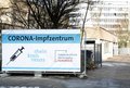 Banner vor Impfzentrum: "Corona Impfzentrum Rhein-Kreis Neuss"