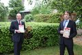 Tillmann Lonnes mit Günther Kallen auf Abstand halten Kataloge hoch