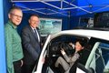 Sie testeten den Fahrsimulator (v.l.): Norbert Bläsing, Sprecher des Arbeitskreises Sucht, Landrat Hans-Jürgen Petrauschke und Barbara Edelhagen, Leiterin der Zulassungsstelle