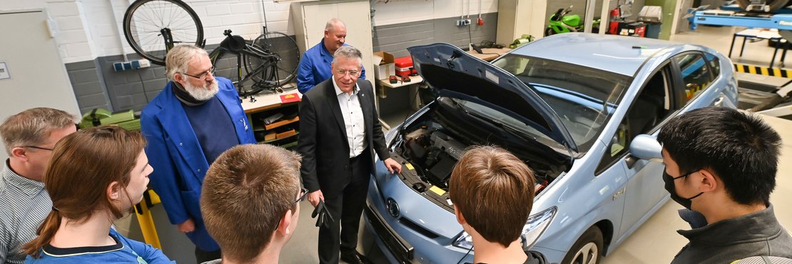 Landrat Hans-Jürgen Petrauschke mit Teilnehmern des zdi-Kurses „#meisterlich – Kfz-Mechatroniker“ in der überbetrieblichen Lehrwerkstatt  der Innung in Grevenbroich.