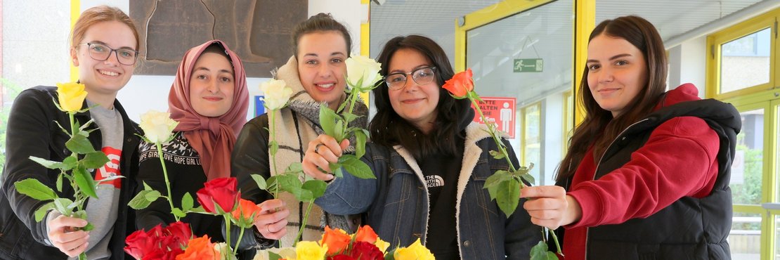 5 junge Frauen mit Rosen