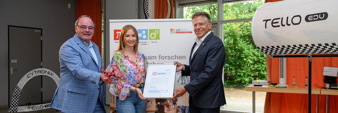 Das Foto zeigt Robert Abts, den Leiter der Kreiswirtschaftsförderung, Jessica Schillings und Landrat Hans-Jürgen Petrauschke.