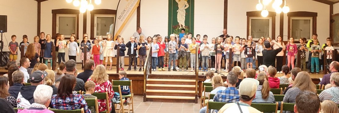 Viele Kinder auf Bühne