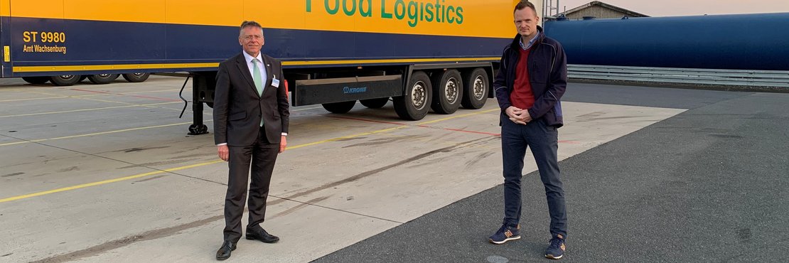 Landrat Hans-Jürgen Petrauschke mit Dachser Standortleiter Stefan Behrendt