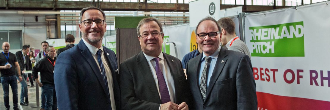 Kreisdezernent Harald Vieten (l.) und Robert Abts (r.), Geschäftsführer der Wirtschaftsförderungsgesellschaft Rhein-Kreis Neuss, trafen NRW-Ministerpräsident Armin Laschet beim Digital Demo Day.