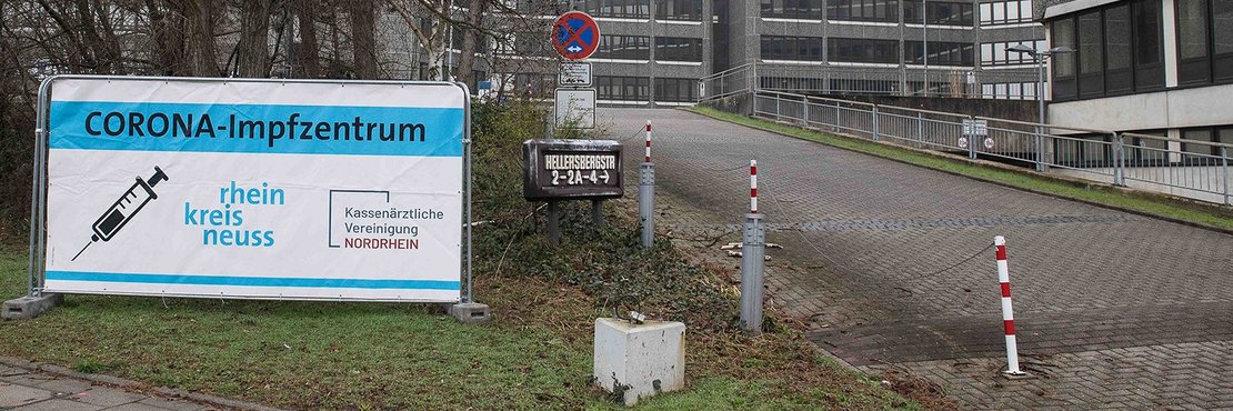 Einfahrt zum Impfzentrum auf der Hellersberger Straße in Neuss