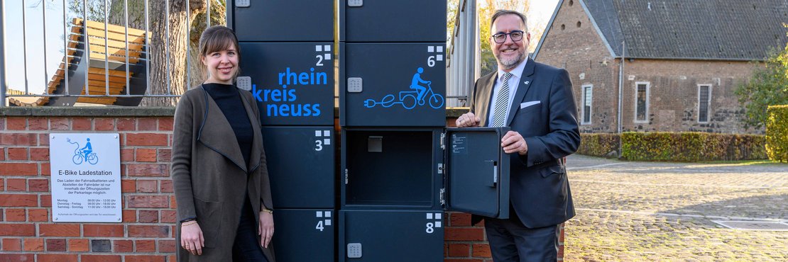 Verena Rangol und Harald Vieten vor der E-Bike-Ladestation 