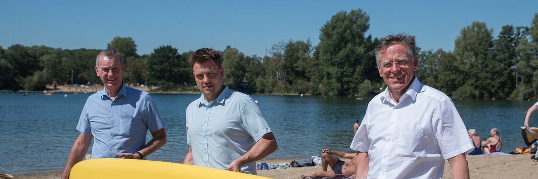 Landrat Hans-Jürgen Petrauschke, Daniel Caspers und Stefan Stelten vor dem Kaarster See