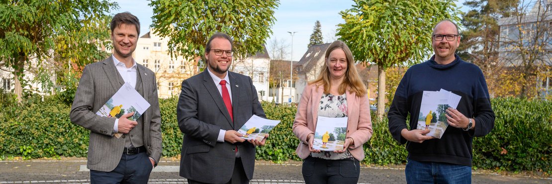 Martin Stiller, Gregor Küpper, Ines Willmer und Marcus Mertens am Kreishaus Grevenbroich.