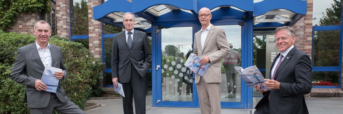 Landrat Hans-Jürgen Petrauschke steht gemeinsam mit Stefan Stelten, Ingolf Graul und Bürgermeister Harald Zillikens auf den Stufen vor dem EIngang der Kreiswerke