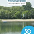 Das Bild zeigt das Strandbad "Kaarster See" der Kreiswerke Grevenbroich.  Es ist ein See mit einem Sandstrand, an dem einige Fahnen stehen. Im Vordergrund befindet sich das ruhige Wasser des Sees, im Hintergrund eine grüne Baumlandschaft.  Ein türkisfarbener Kreis im unteren rechten Bereich  zeigt das Logo zum 50-jährigen Jubiläum ("50 Jahre | 50 Orte") des Rhein-Kreises Neuss.  Das Bild wirkt ruhig und idyllisch. © Kreiswerke Grevenbroich GmbH