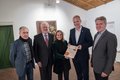V.l.: Reinhard Rehse (Vorsitzender des Kreiskulturausschusses), Albert Glöckner (Vorsitzender der Freunde des Kulturzentrums Sinsteden), Kreisdirektor Dirk Brügge, Museumsleiterin Dr. Kathrin Wappenschmidt und Dr. Karlheinz Wiegmann (Leiter des Museums Schloss Rheydt)