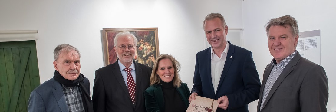 V.l.: Reinhard Rehse (Vorsitzender des Kreiskulturausschusses), Albert Glöckner (Vorsitzender der Freunde des Kulturzentrums Sinsteden), Kreisdirektor Dirk Brügge, Museumsleiterin Dr. Kathrin Wappenschmidt und Dr. Karlheinz Wiegmann (Leiter des Museums Schloss Rheydt)