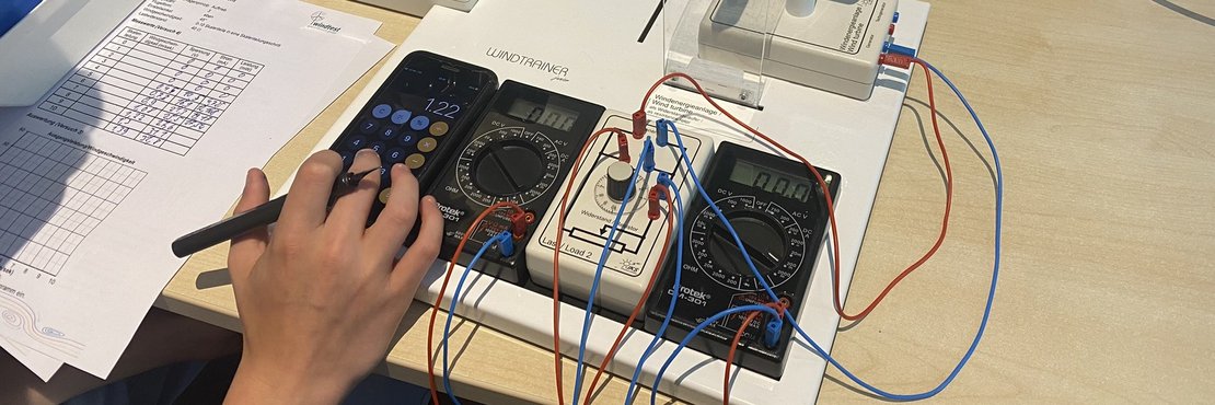 Kinderhand, die verschiedene Messgeräte bedient