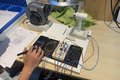 Kinderhand, die verschiedene Messgeräte bedient
