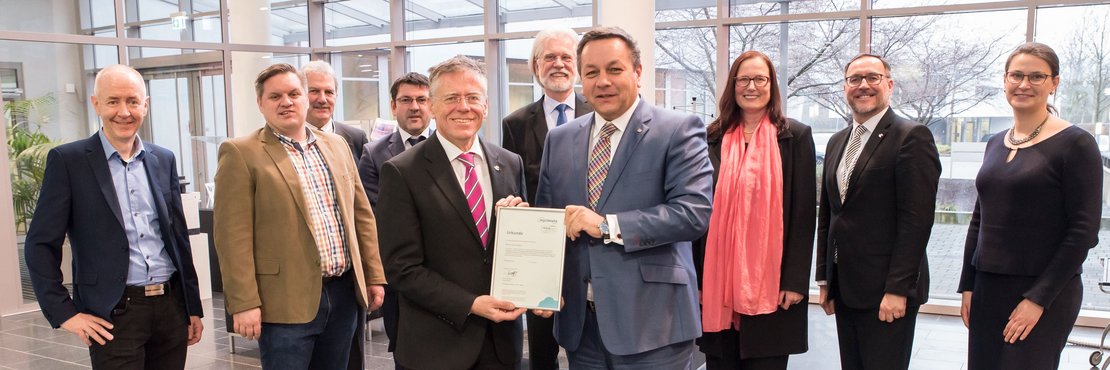 Landrat Hans-Jürgen Petrauschke nahm das Zertifikat über die CO2-Kompensation von Dietmar Nick, Geschäftsführer KYOCERA Document Solutions Deutschland GmbH, entgegen.