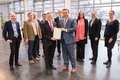 Landrat Hans-Jürgen Petrauschke nahm das Zertifikat über die CO2-Kompensation von Dietmar Nick, Geschäftsführer KYOCERA Document Solutions Deutschland GmbH, entgegen.