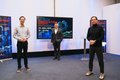 In der Bildbeschreibung genannte Herren stehen mit Abständen vor einem Monitor mit der Information: H2 Tech Innovation Night, 04. März 2021, 19-22 Uhr